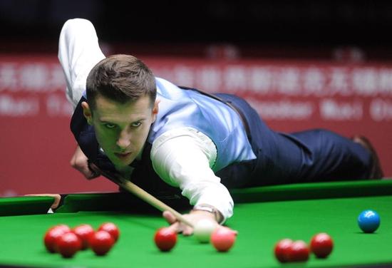 他几乎用整 他几乎用整